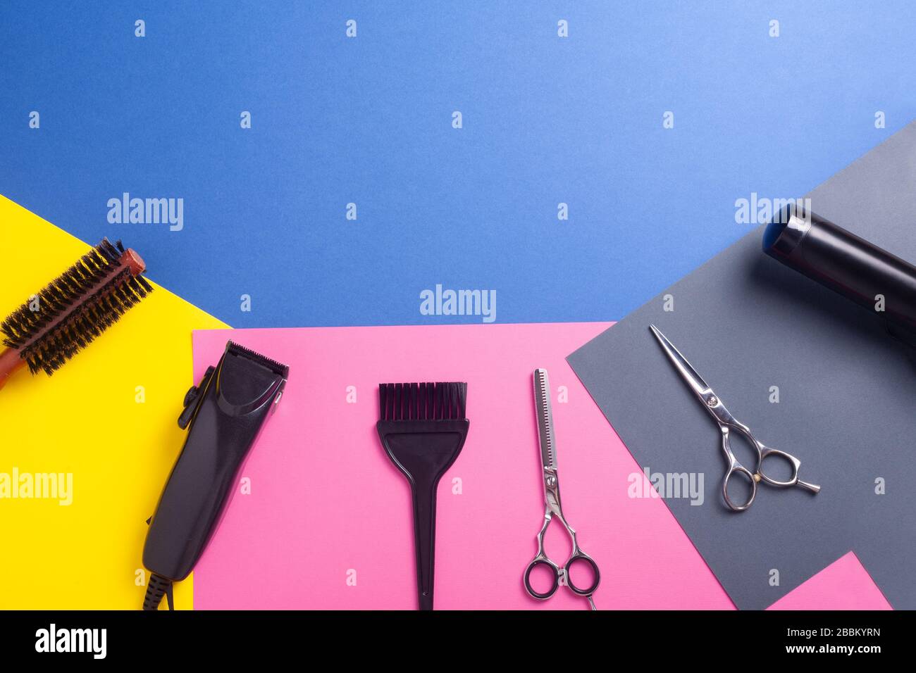 Barber, Haarschnitte und Kosmetiksalon Banner, Flyer, Kartenvorlage. Inspiriert von professionellen Friseursalon Werkzeugen. Stockfoto