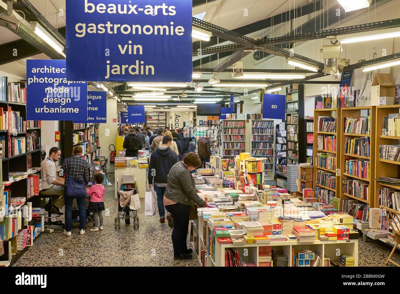 Innenansicht der Librarie Mollat in Bordeaux, der größten unabhängigen Buchhandlung Frankreichs mit Kunden, die die Bücherregale durchsuchen Stockfoto