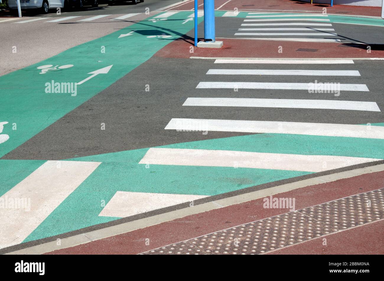 Verwirrende Straßenmarkierungen und Straßenmarkierungen, einschließlich Radfahrbahn und Crosswalk, Fußgängerüberführung oder Zebraüberquerung Stockfoto