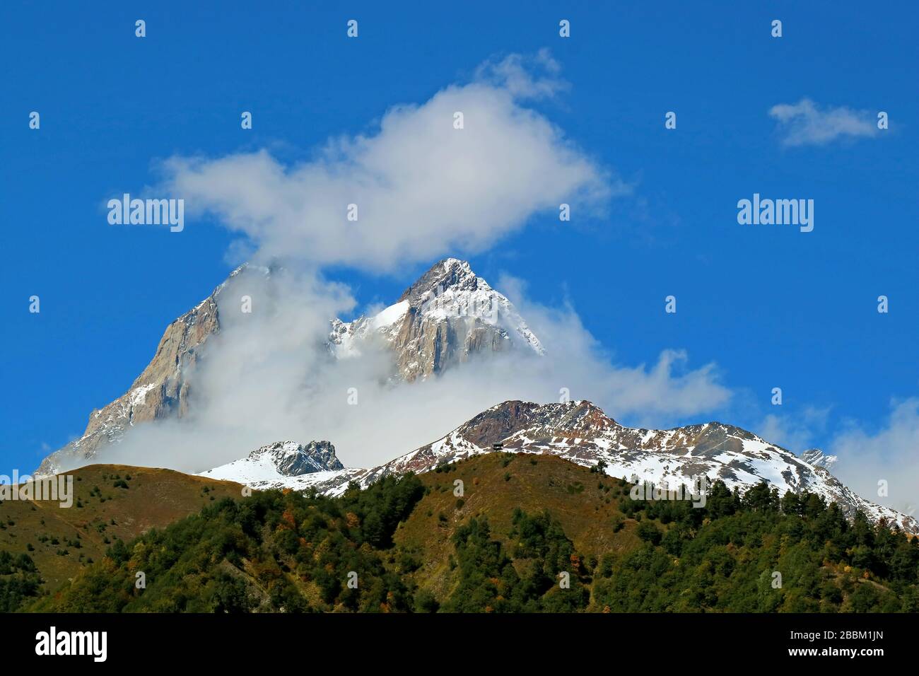 Doppelter Gipfel des Ushba, einer der bemerkenswertesten Gipfel der großen Kaukasusregion, Svaneti, Georgien Stockfoto