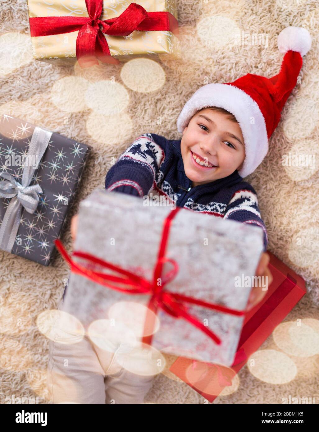 Lächelnde Familie zur Weihnachtszeit Stockfoto
