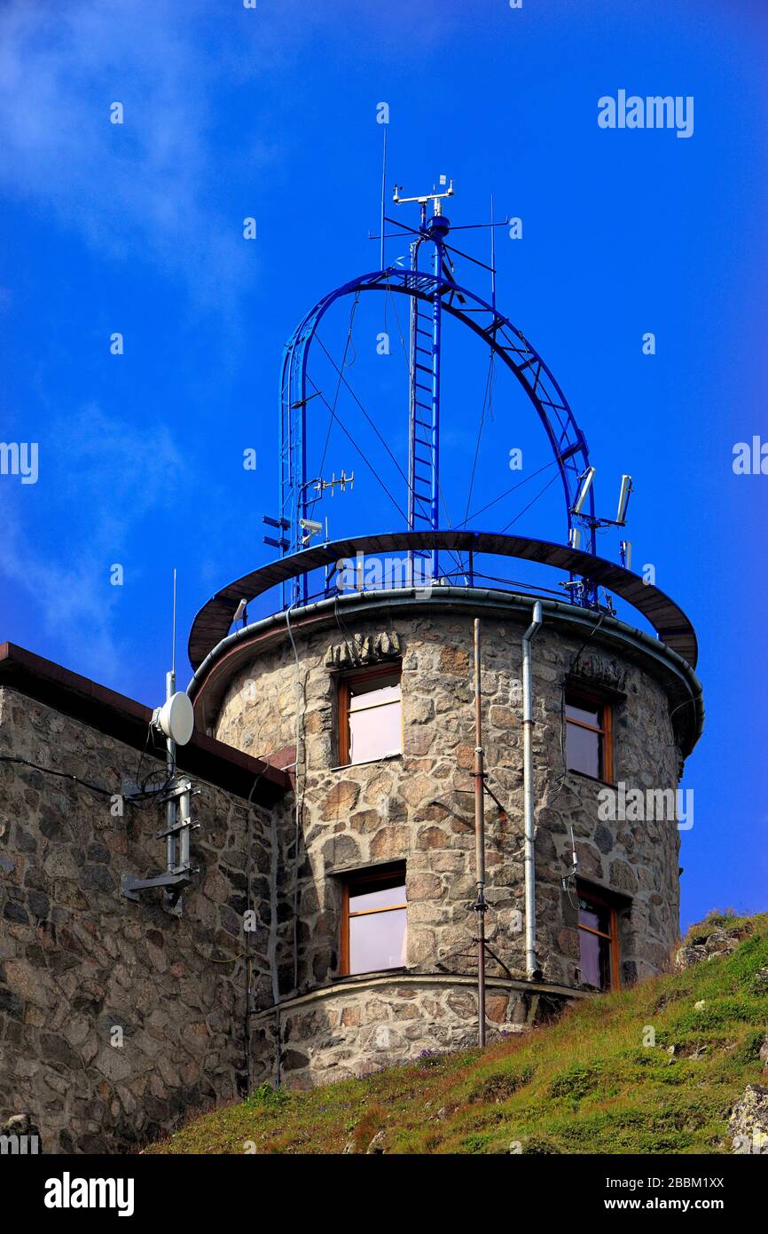 Zakopane, Kleinpolen/Polen - 08.08.2009: Historische meteorologische Wissenschaftsstation auf dem Gipfel des Kasprowy Wierch in den Tatra-Bergen in Polen Stockfoto