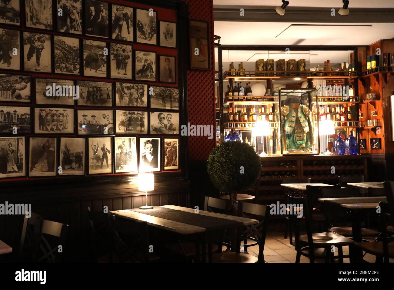 Spanische Bar: Stimmungsvolles, traditionelles Restaurant/Pub. Spanische Kultur. Bull Kämpfer Anzug der Lichter.Sevilla. Andalusia.Feel Good Vollbild. Keine Leute. Stockfoto