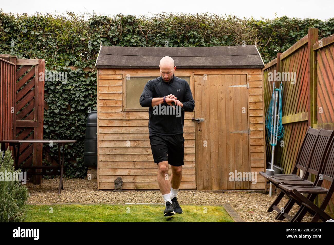 James Campbell, 31, der in seinem Garten in Cheltenham, Gloucestershire, während er sich im Lockdown befindet, einen 26,2 Meilen langen Marathonkurs führt. Stockfoto