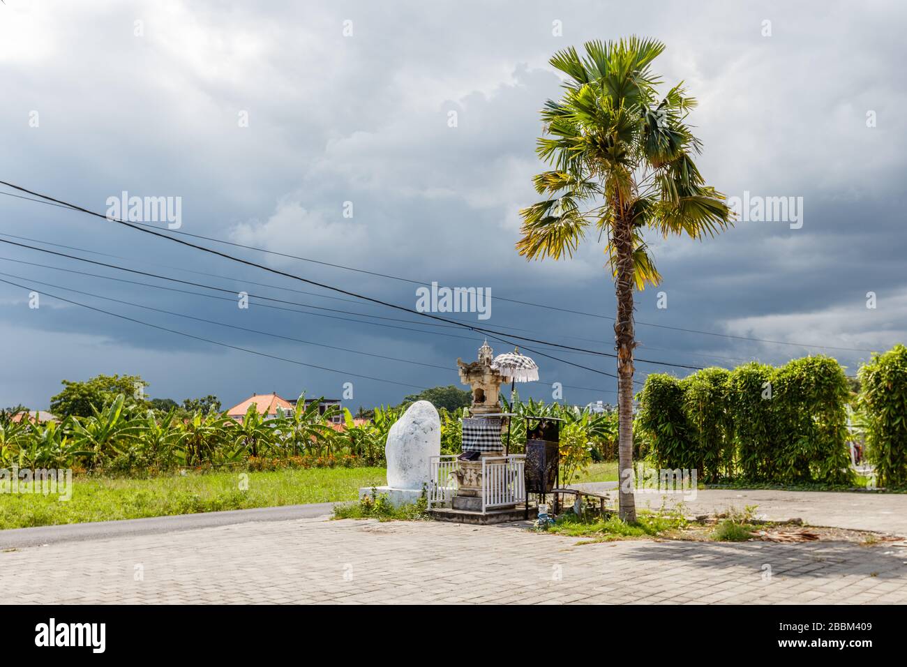 Stürmisches Wetter in der Regenzeit auf Bali, natürliche Landschaft. Indonesien. Stockfoto