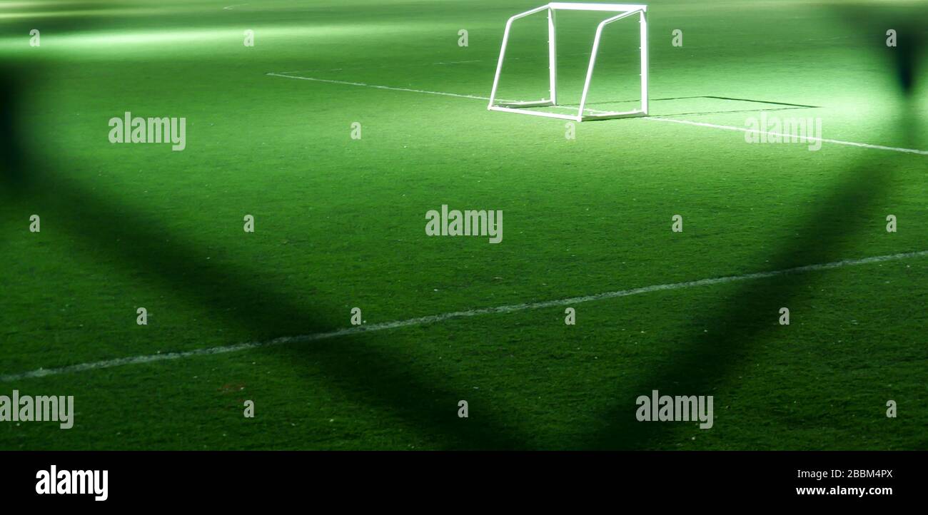 Kleines Fußball- oder Fußballfeld mit dem Goal Post in der Nachtzeit. Stockfoto