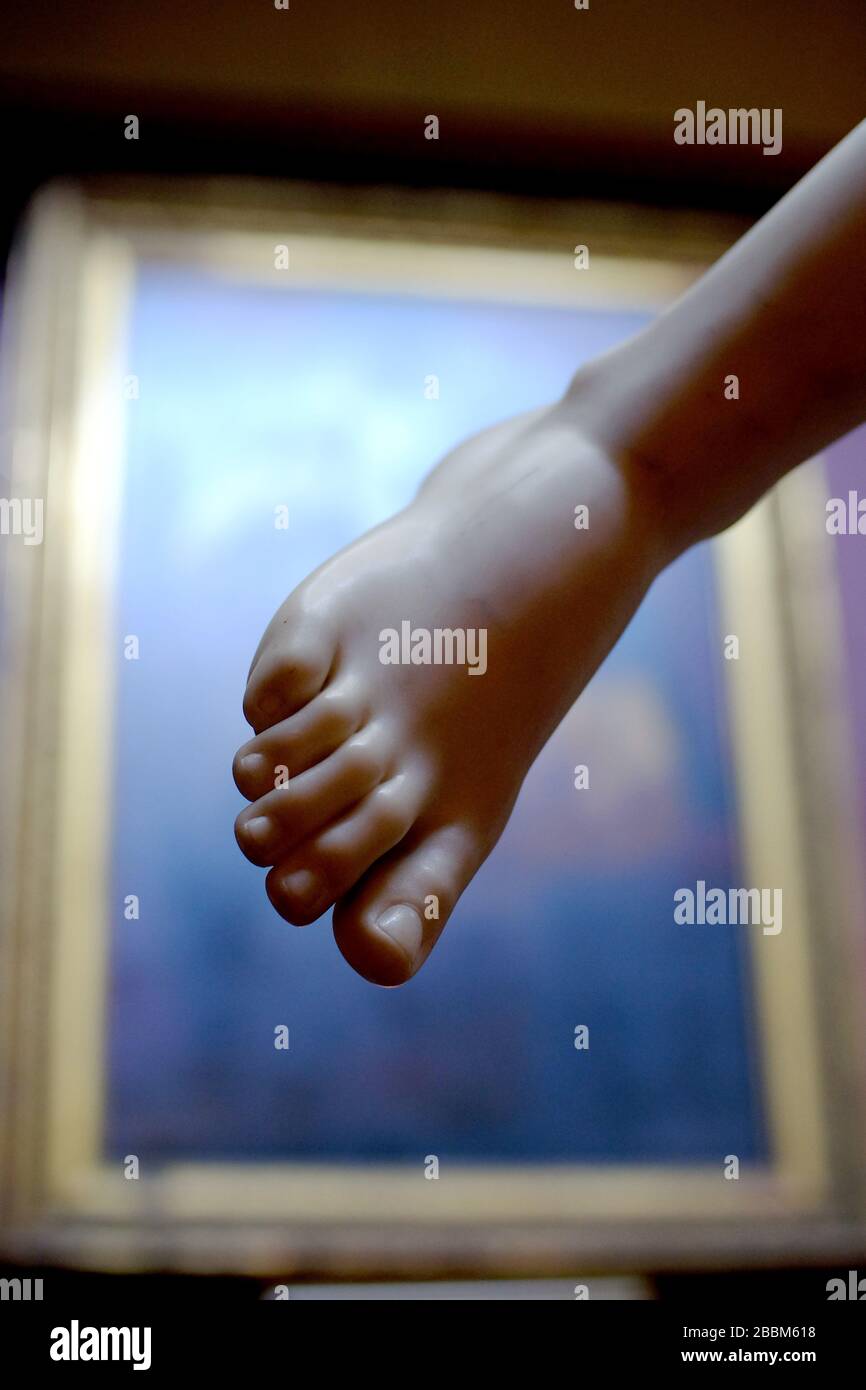 Klassische Fußschnitzerei gerahmt von einem Ölschmerzen, der in einer Kunstgalerie verderben wird. Stockfoto