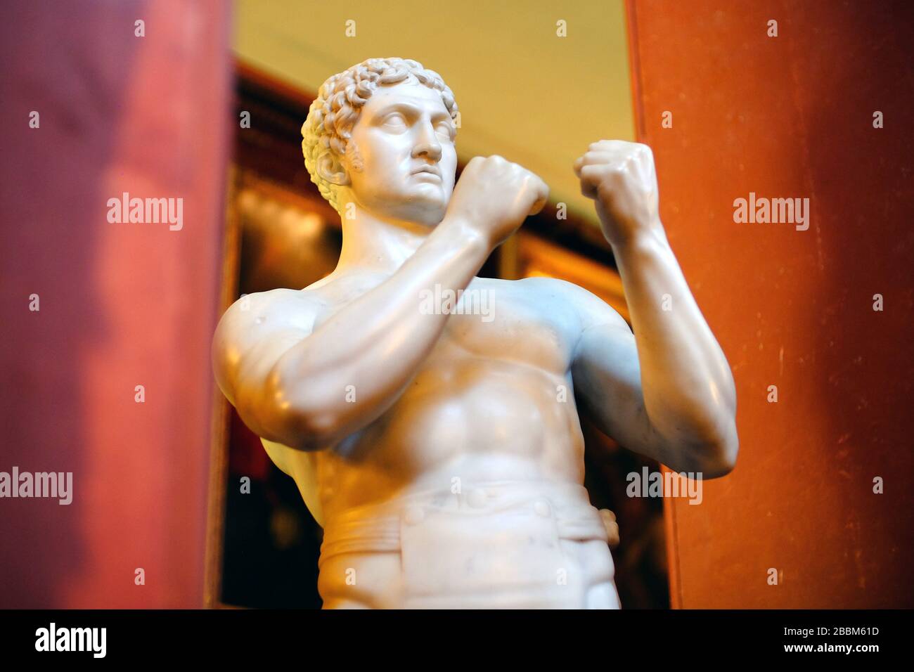 Marmorskulptur eines britischen Boxers oder Pugilisten in klassischer Pose Stockfoto