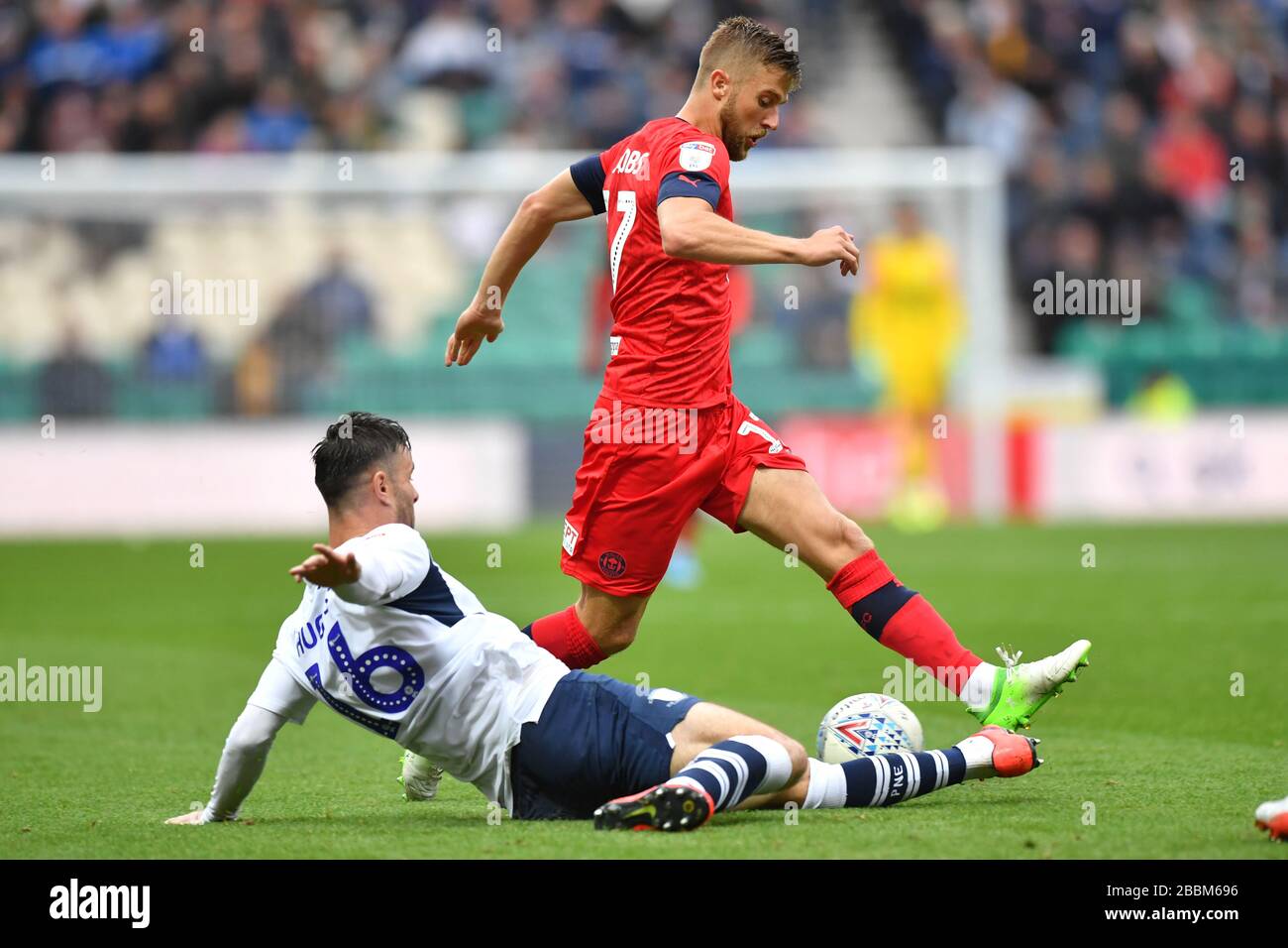 Michael Jacobs von Wigan Athletic wird von Andrew Hughes von Preston North End in Angriff genommen Stockfoto