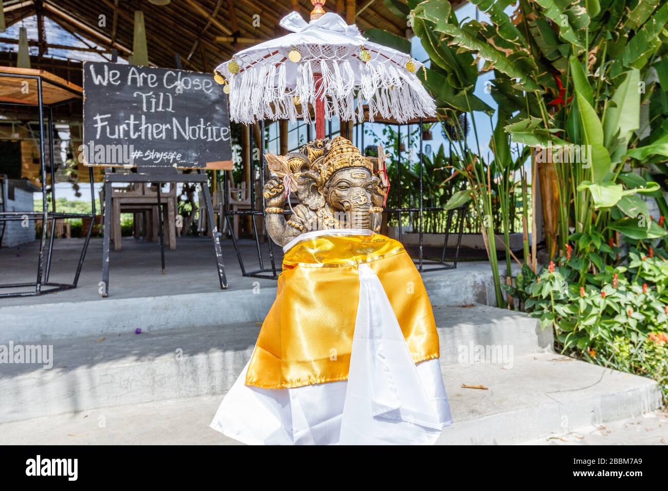 April 2020. Geschlossenes Café für Quarantäne für COVID-19. Canggu, Bali beliebte Touristengegend. Indonesien. Stockfoto