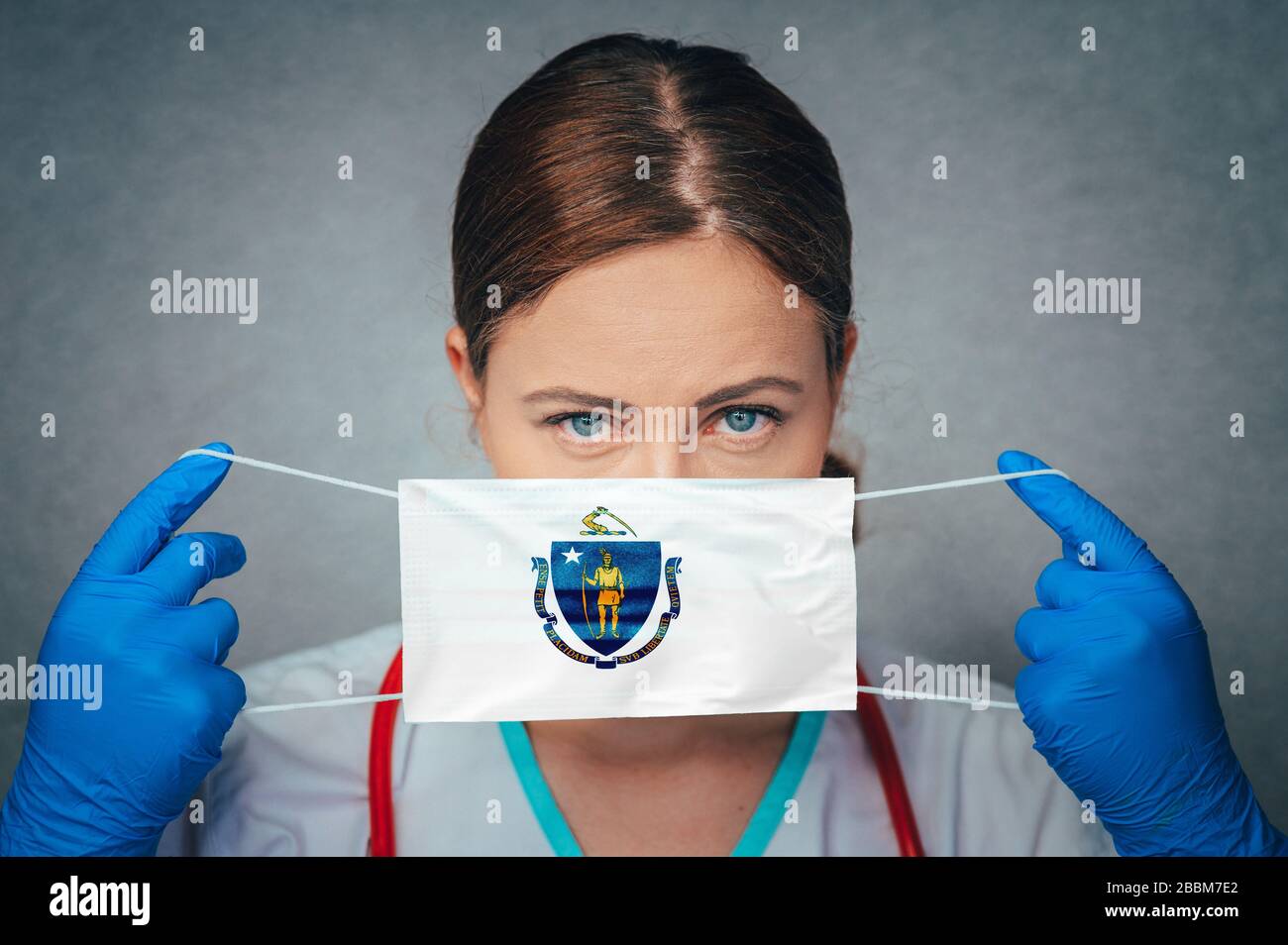 Coronavirus im US-Bundesstaat Massachusetts, weibliches Doktorporträt, schützen Sie die chirurgische Gesichtsmaske mit der Massachusetts Flag. Krankheit, Virus Covid-19 i. Stockfoto