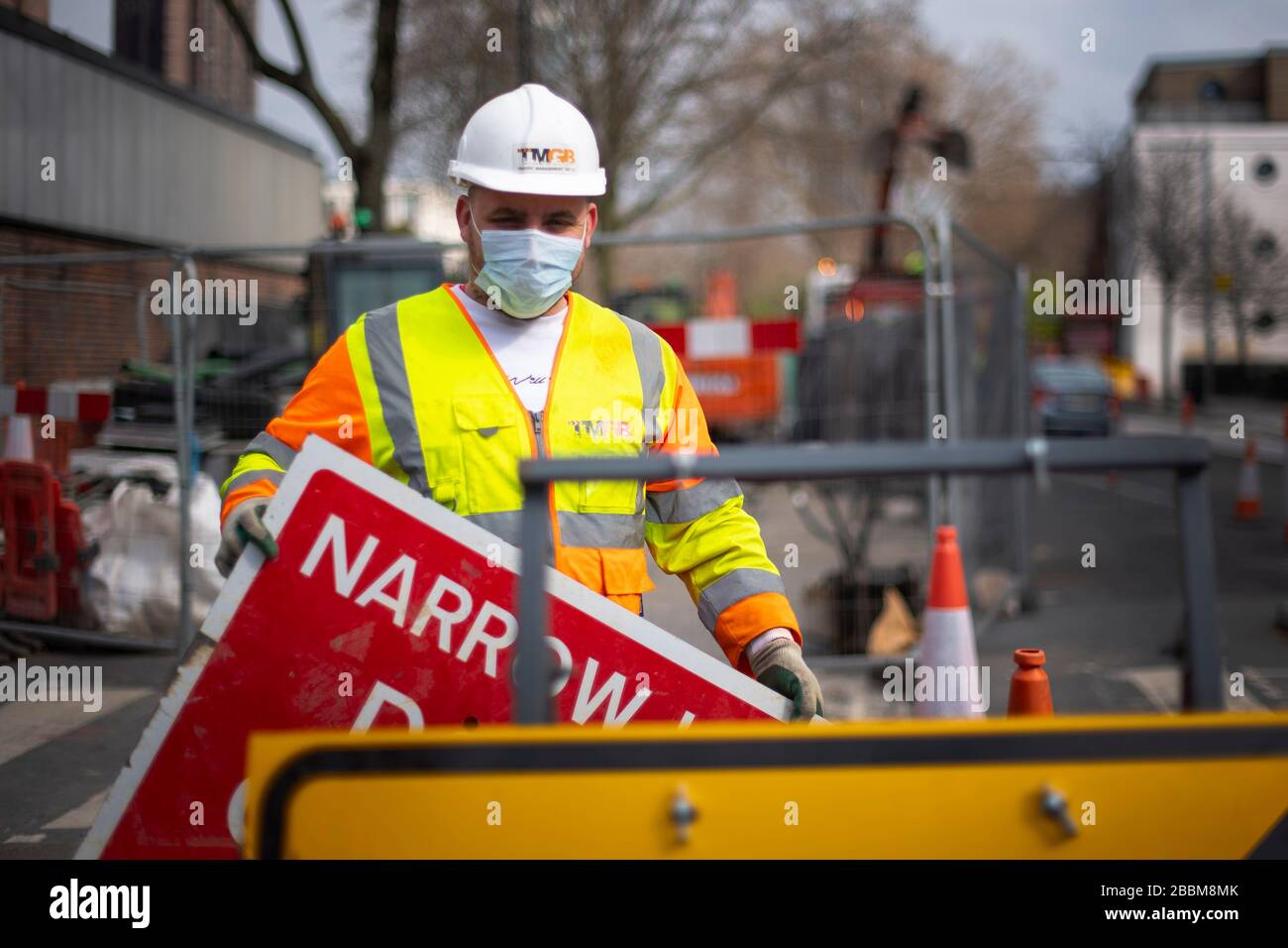Ein Bauarbeiter, der in Westminster, London, eine Gesichtsmaske trägt, während das Vereinigte Königreich weiterhin im Lockdown bleibt, um die Ausbreitung des Coronavirus einzudämmen. Stockfoto