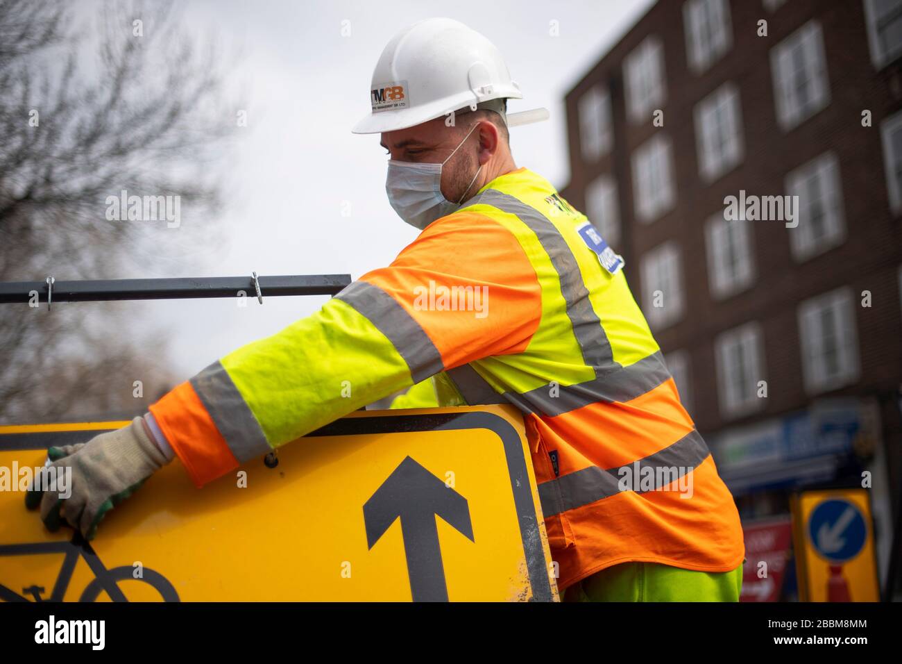 Ein Bauarbeiter, der in Westminster, London, eine Gesichtsmaske trägt, während das Vereinigte Königreich weiterhin im Lockdown bleibt, um die Ausbreitung des Coronavirus einzudämmen. Stockfoto