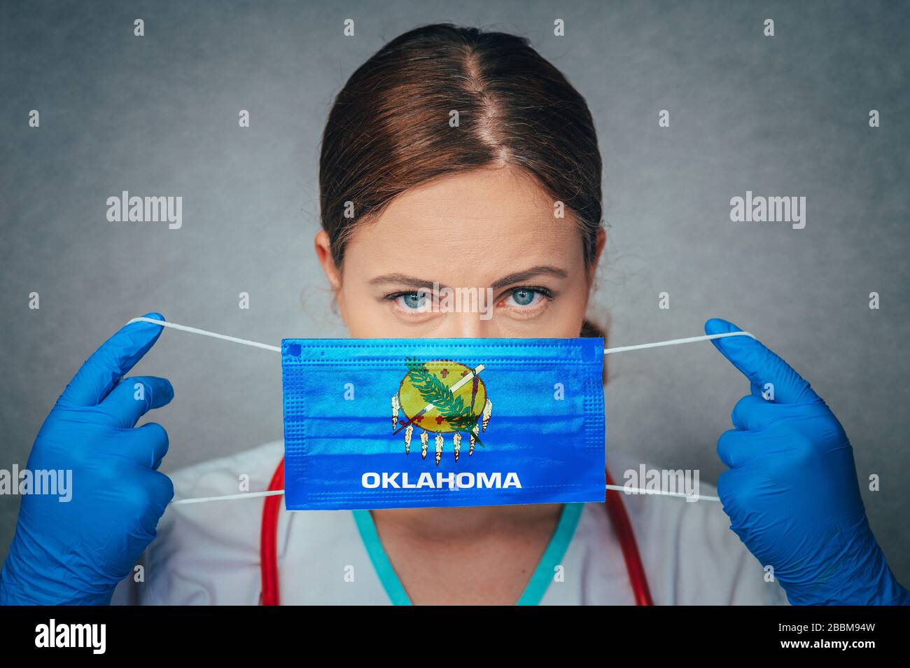 Coronavirus in US-Bundesstaat Oklahoma, weibliches Arztporträt, schützen Sie die chirurgische Gesichtsmaske mit der Oklahoma Flag. Krankheit, Virus Covid-19 in Oklahoma Stockfoto