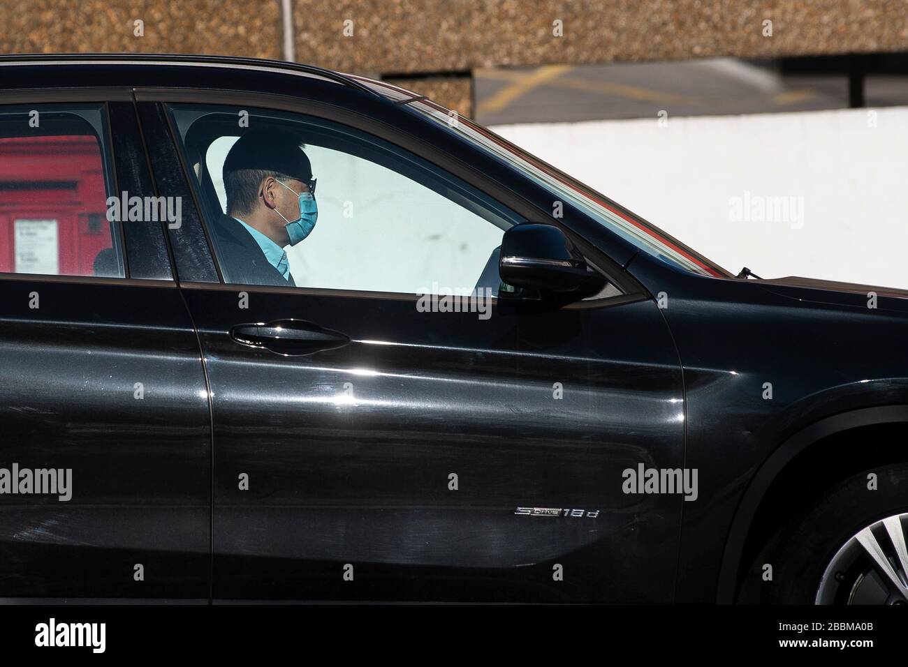 Ein Fahrer, der in Westminster, London, eine Gesichtsschutzmaske trägt, während Großbritannien weiterhin im Lockdown bleibt, um die Ausbreitung des Coronavirus einzudämmen. Stockfoto