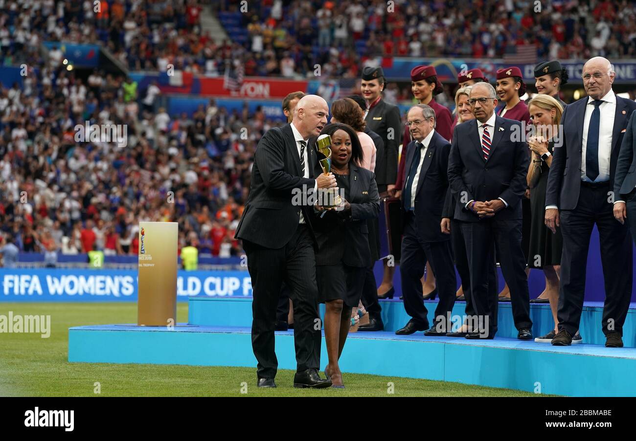 FIFA-Präsident Gianni Infantino und FIFA-Generalsekretär Fatma Samoura tragen nach dem Spiel die FIFA-Frauenweltcup. Stockfoto
