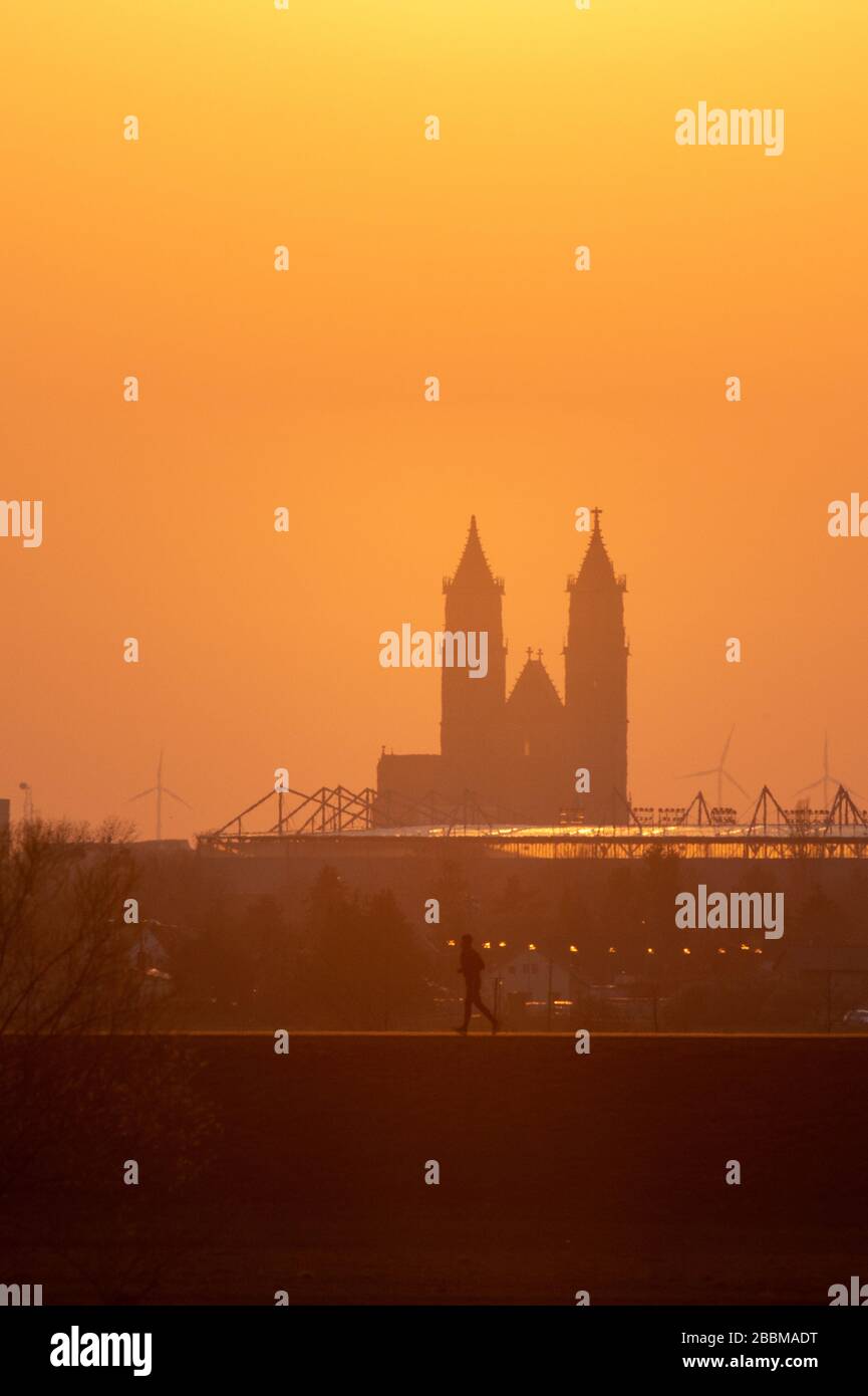 Magdeburg, Deutschland. März 2020. Die Sonne untergeht bunt hinter dem Dom. In diesem Jahr feiert der Dom zu Magdeburg das 500-jährige Jubiläum seiner Fertigstellung. Kredit: Klaus-Dietmar Gabbert / dpa-Zentralbild / ZB / dpa / Alamy Live News Stockfoto