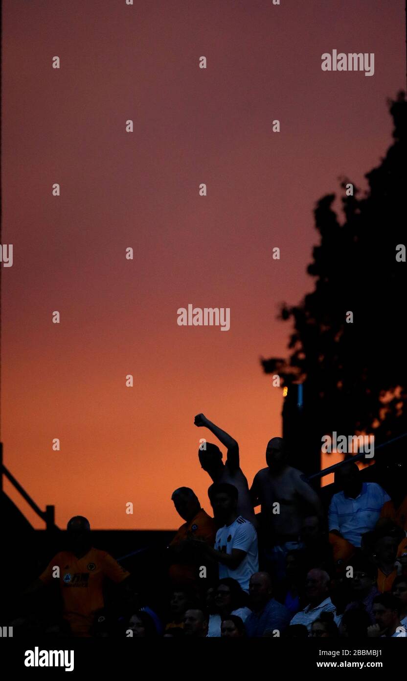 Die Fans der Wolverhampton Wanderers zeigen ihre Unterstützung auf den