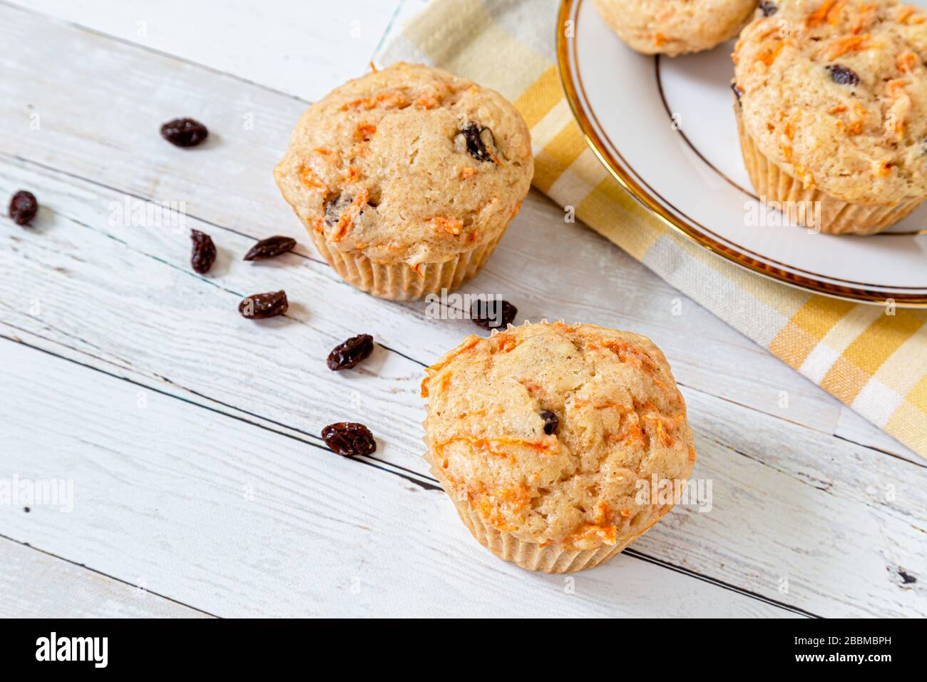 Hausgemachte Karotte Rosinen-Muffins. Stockfoto