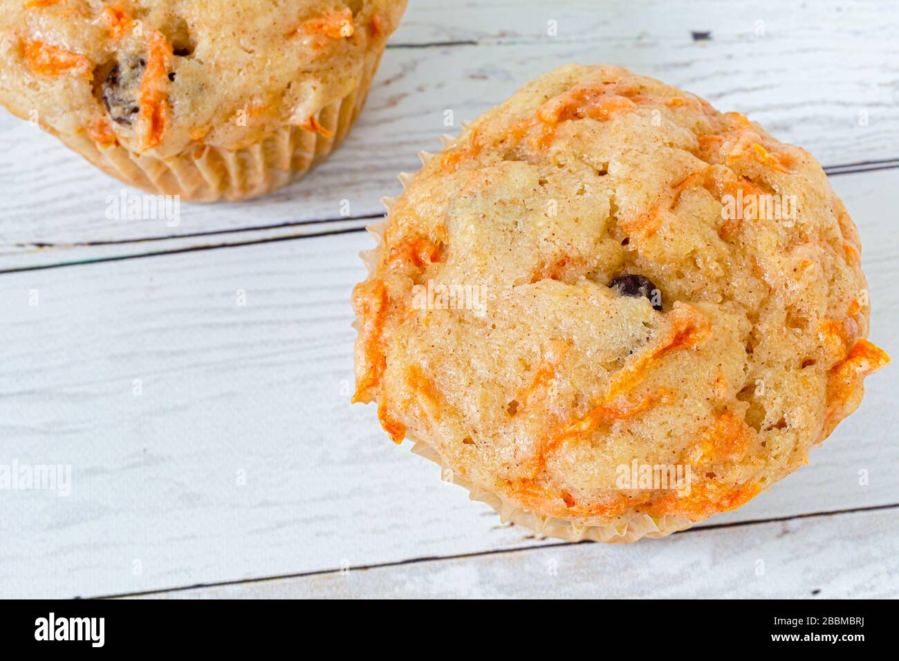 Hausgemachte Karotte Rosinen-Muffins. Stockfoto