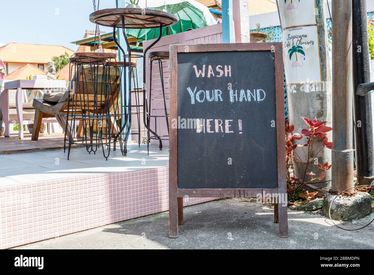 April 2020. Café-Schild "waschen Sie sich hier die Hände" während der Quarantäne für COVID-19. Canggu, Bali beliebte Touristengegend. Indonesien. Stockfoto