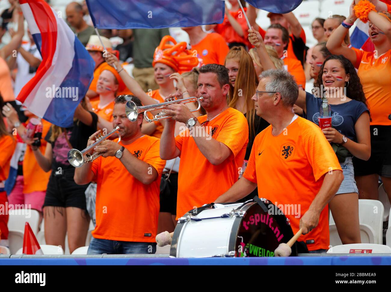 Niederländische Fans in den Tribünen vor dem Spiel Stockfoto