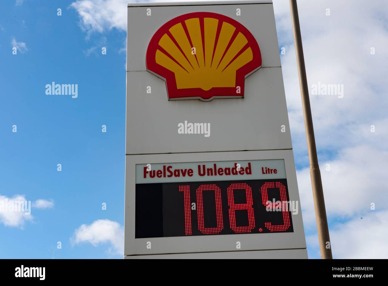 Hamilton, Schottland, Großbritannien. April 2020. Tankstellen stehen vor der Schließung, da der Preis für Treibstoff sinkt. Die Petrol Retailers Association (PRA) sagte, dass Standorte in ländlichen Gebieten, in denen die Treibstoffnutzung am stärksten eingestürzt war, besonders anfällig waren.die Warnung kommt, da die Kraftstoffpreise ihren größten wöchentlichen Rückgang seit Beginn der Währungsaufzeichnungen hatten. Iain Masterton/Alamy Live News Stockfoto