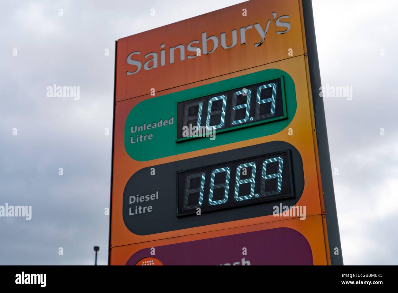 Hamilton, Schottland, Großbritannien. April 2020. Tankstellen stehen vor der Schließung, da der Preis für Treibstoff sinkt. Die Petrol Retailers Association (PRA) sagte, dass Standorte in ländlichen Gebieten, in denen die Treibstoffnutzung am stärksten eingestürzt war, besonders anfällig waren.die Warnung kommt, da die Kraftstoffpreise ihren größten wöchentlichen Rückgang seit Beginn der Währungsaufzeichnungen hatten. Iain Masterton/Alamy Live News Stockfoto