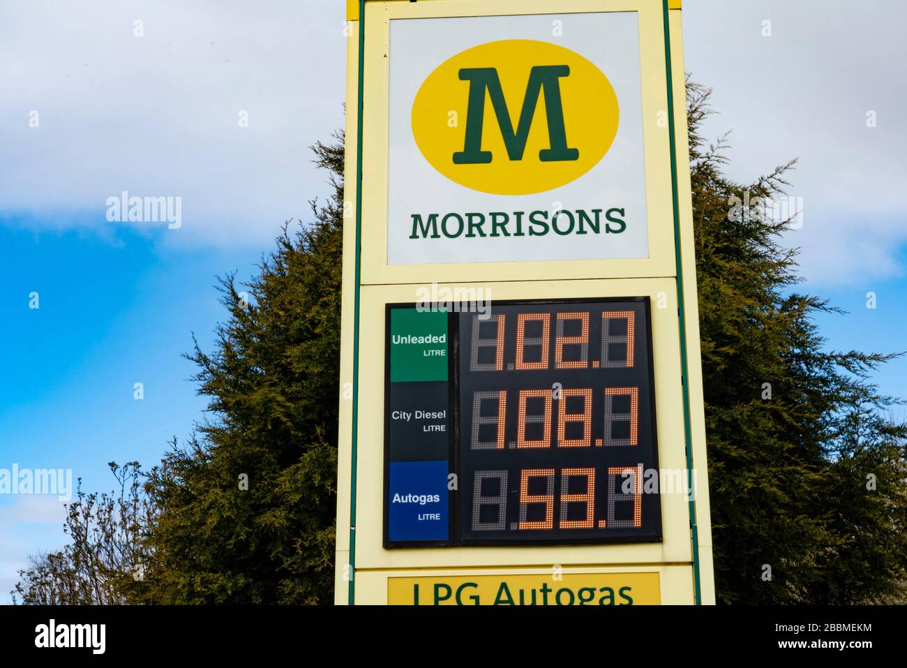 Hamilton, Schottland, Großbritannien. April 2020. Tankstellen stehen vor der Schließung, da der Preis für Treibstoff sinkt. Die Petrol Retailers Association (PRA) sagte, dass Standorte in ländlichen Gebieten, in denen die Treibstoffnutzung am stärksten eingestürzt war, besonders anfällig waren.die Warnung kommt, da die Kraftstoffpreise ihren größten wöchentlichen Rückgang seit Beginn der Währungsaufzeichnungen hatten. Iain Masterton/Alamy Live News Stockfoto