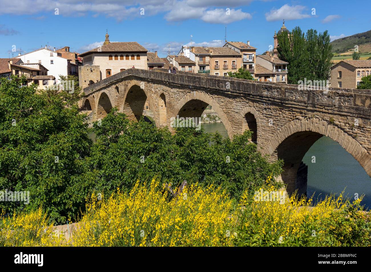 Puente de la Reina, Navarra, Spanien. Die Brücke der Romanik, nach der die Stadt benannt ist - Bridge of the Queen oder Queensbridge. Der Monarch ist verantwortlich Stockfoto