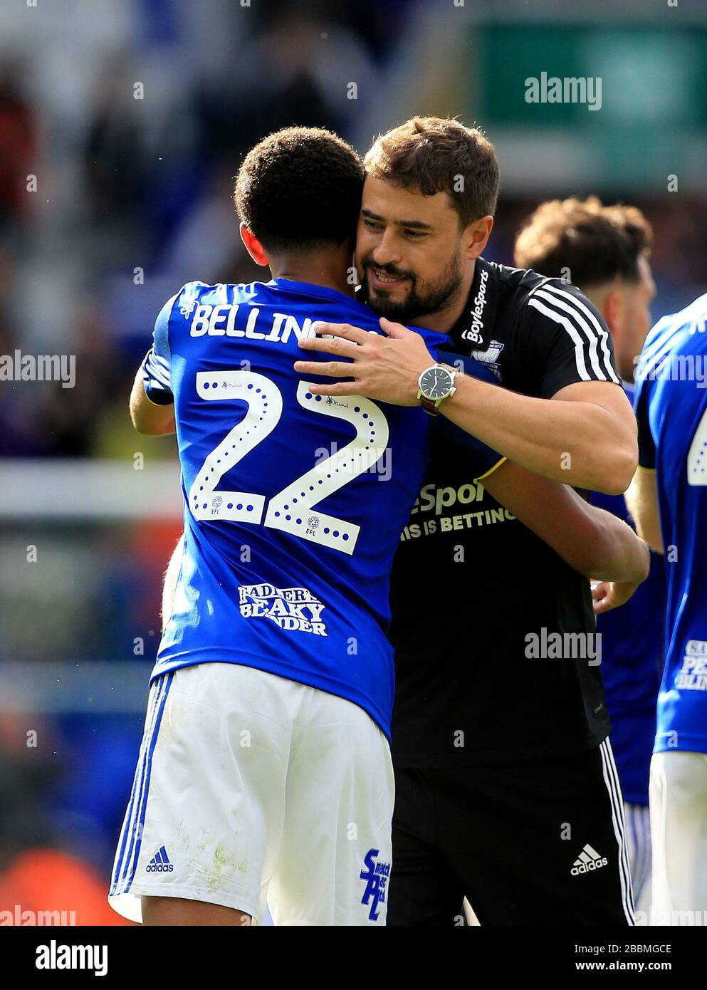 Jude Bellingham (links) von Birmingham City feiert am Ende des Spiels mit seinem Hausmeister Cheftrainer Pep Clotet. Stockfoto