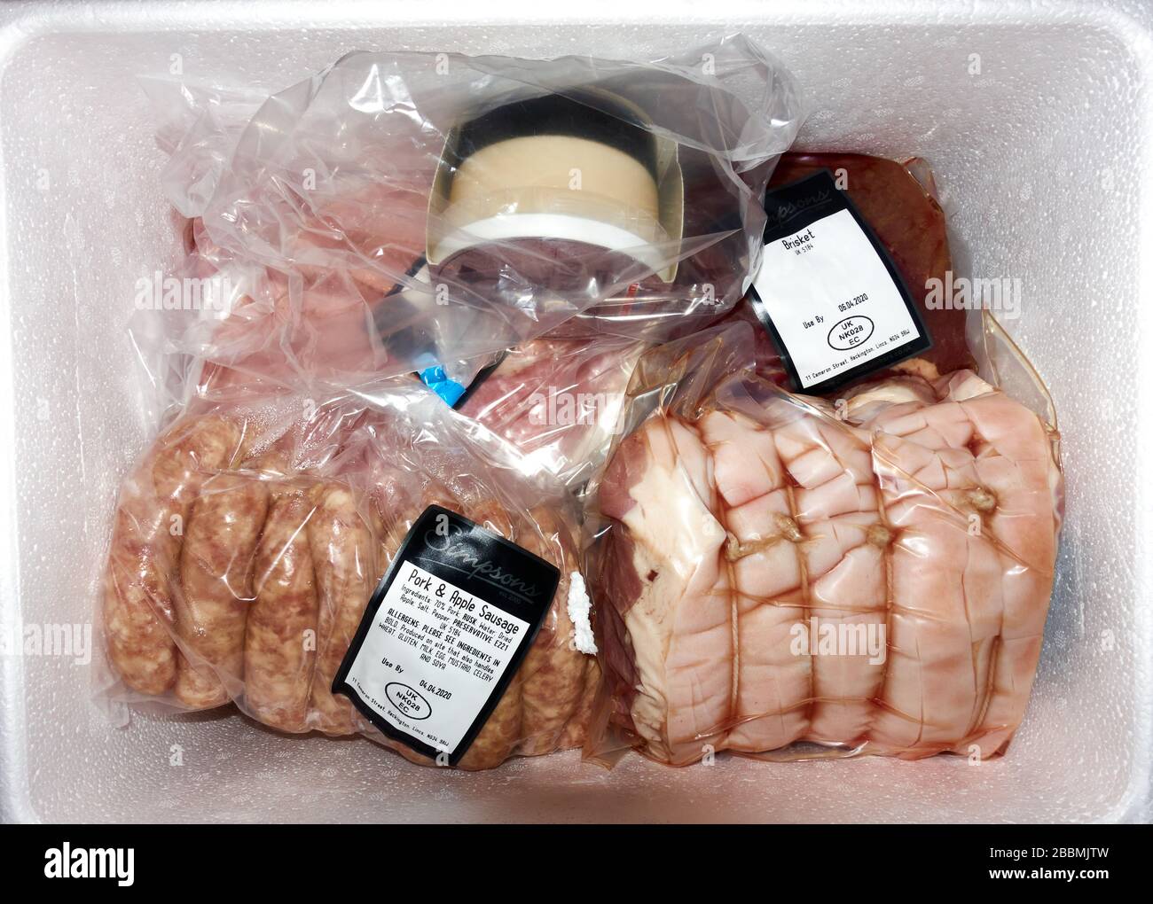 Metzger frisches Fleisch Hauslieferung in einem gedämmten Styrofoam Polystyrol Kühlkasten von Simpsons aus Heckington Lincoln Stockfoto
