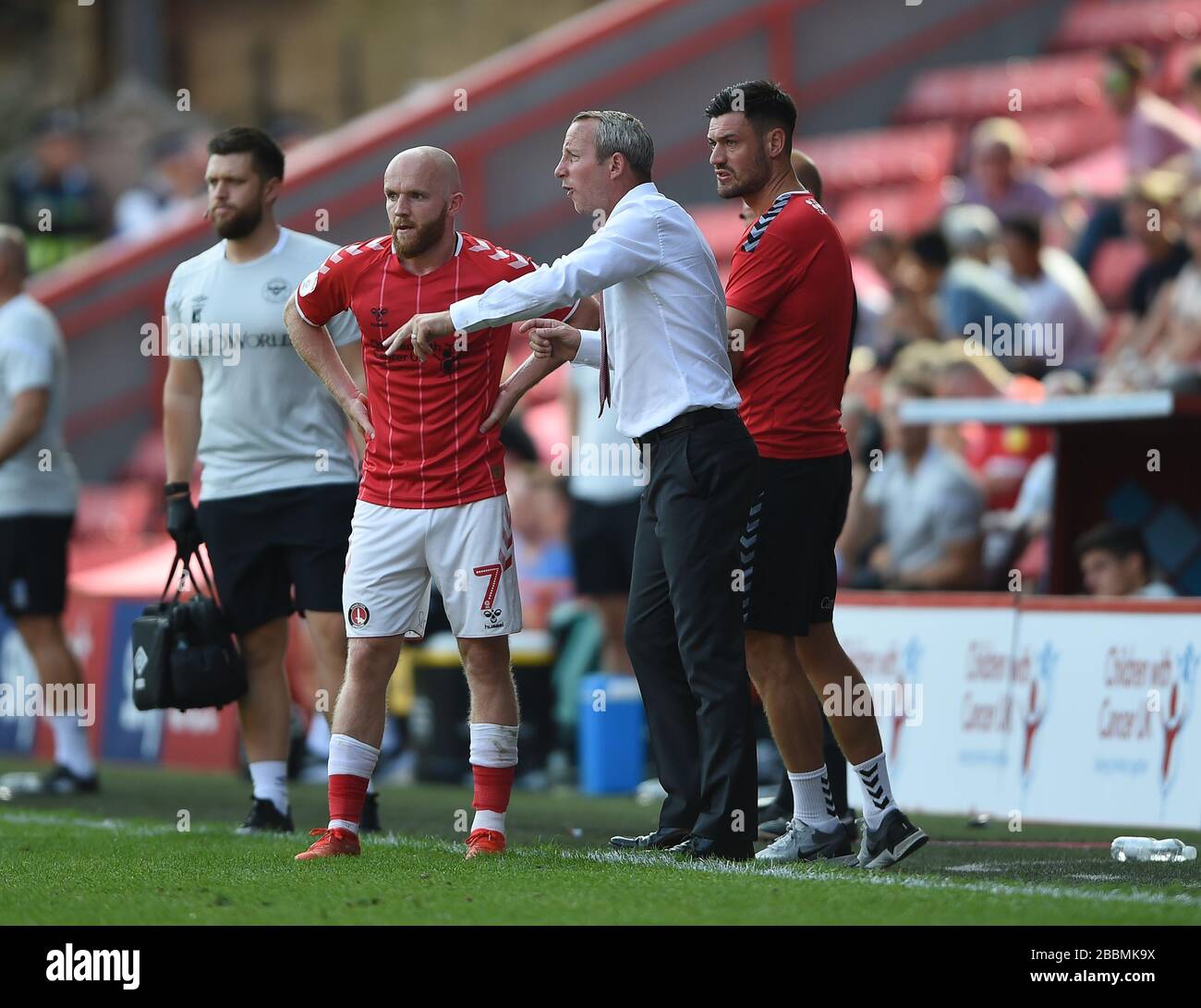 Der Manager von Charlton Athletic Lee Bowyer und Trainer Jonny Jackson geben Jonny Williams Anweisungen auf der Touchline Stockfoto