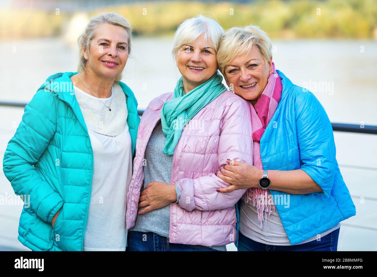 Gruppe lächelnder Frauen, die draußen stehen Stockfoto