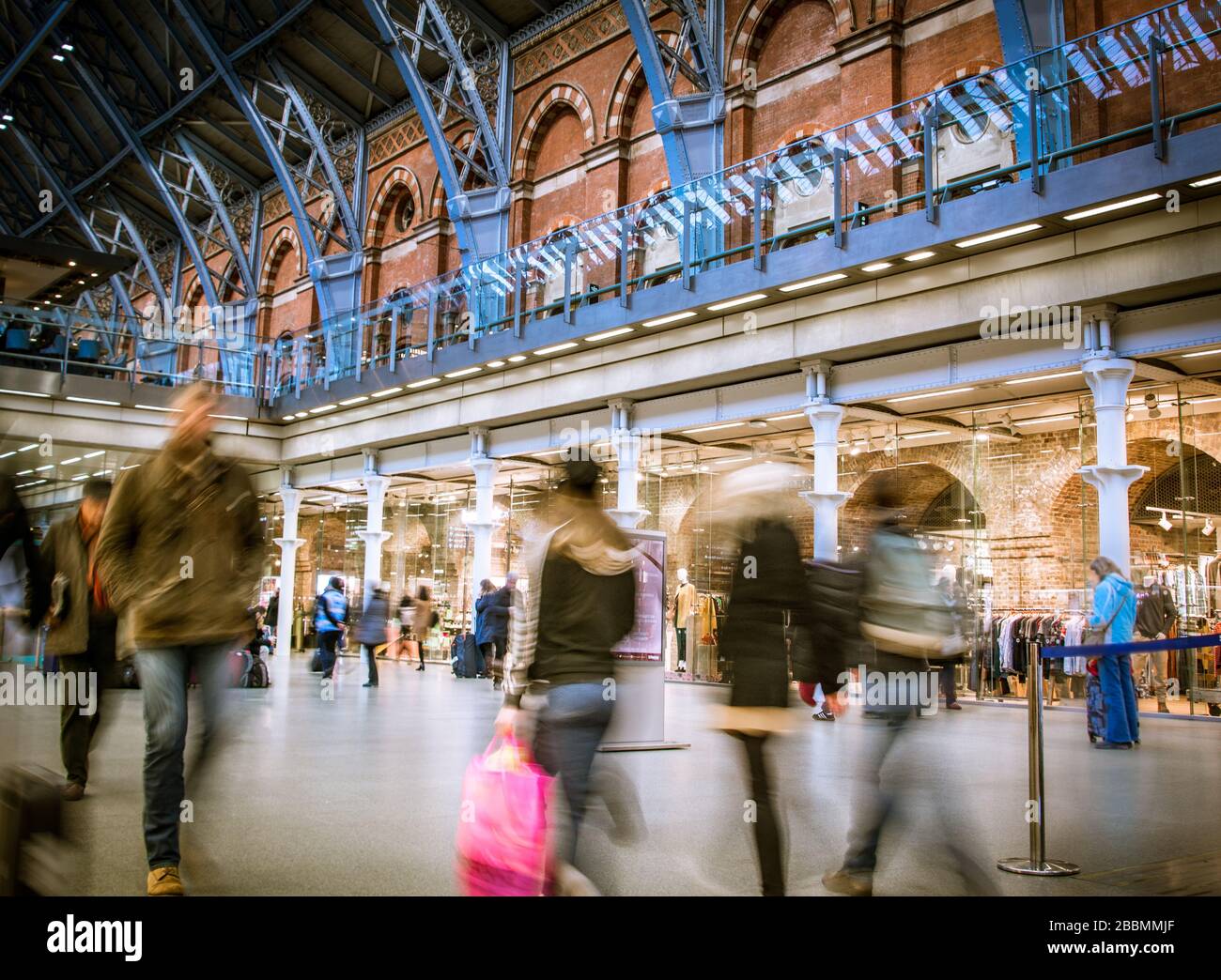 Innenstation des internationalen Bahnhofs St Pancras - London UK Stockfoto