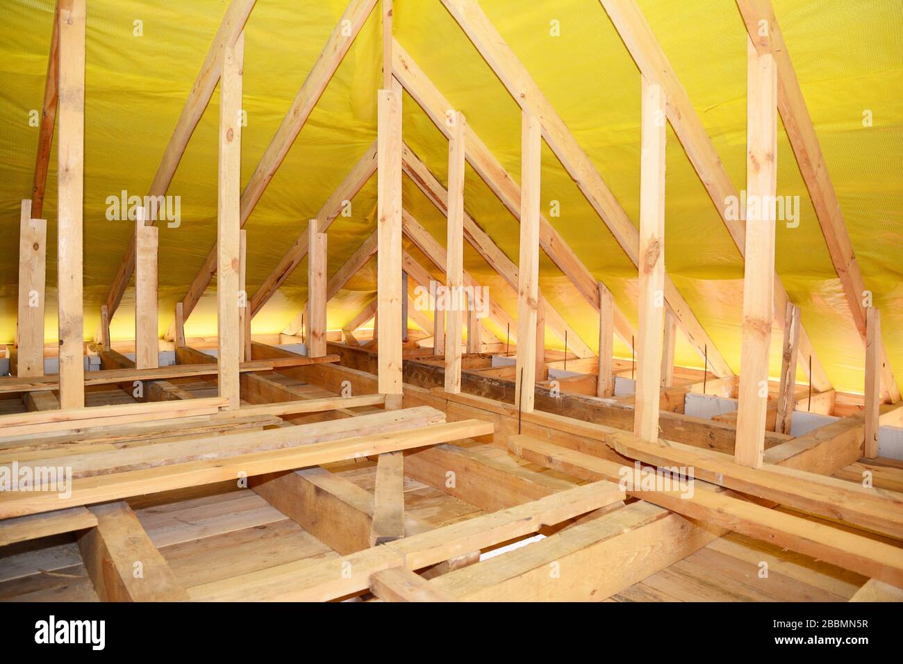 Dachkonstruktion Innen. Holzdachträger, Holzrahmen, Sparren, Trassen, Dachkonstruktion Des Hauses Stockfoto