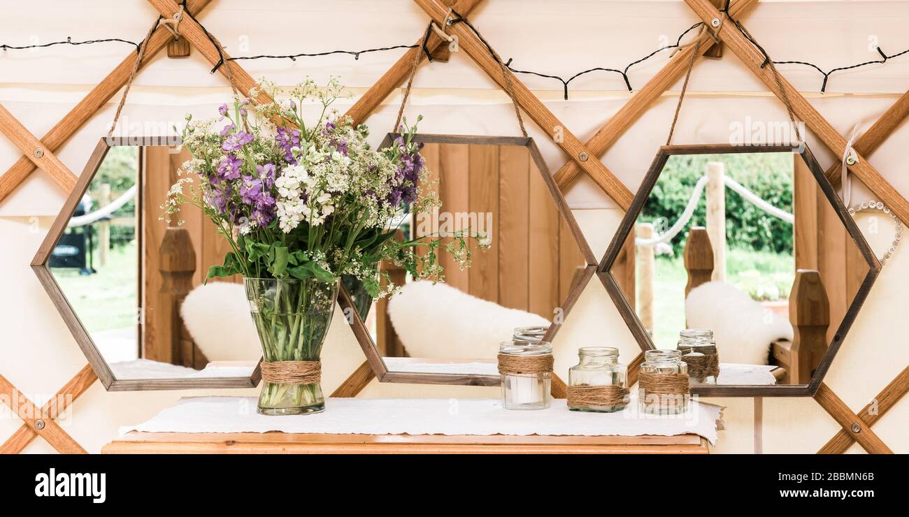 In einer Jurte beim Glamping. England Stockfoto