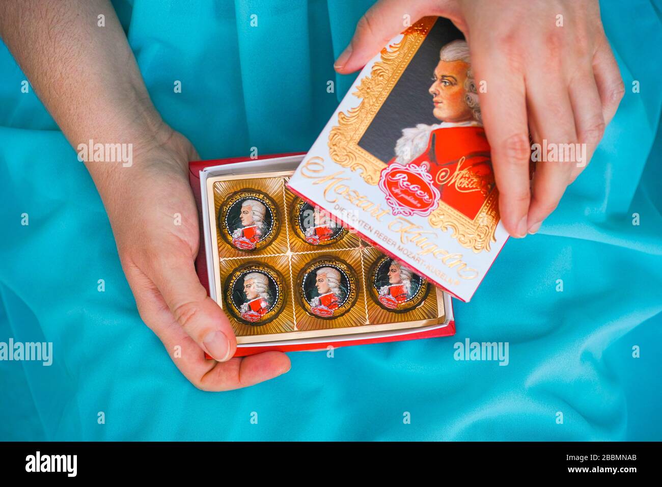 Tambov, Russische Föderation - 14. Februar 2020 Frau Eröffnungskasten von Mozart-Süßigkeiten. Stockfoto