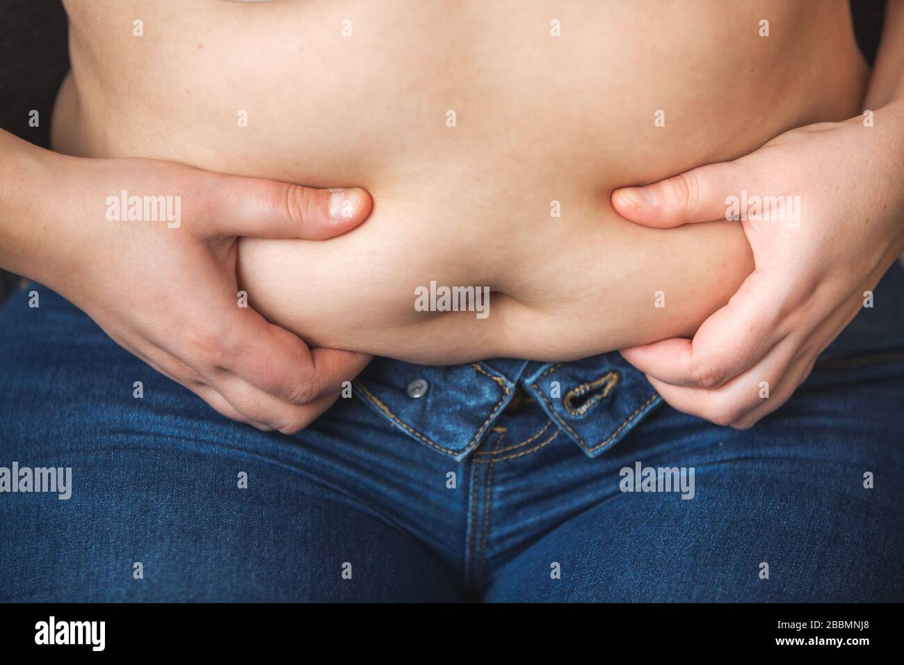 Frau, die fetten Bauch, Fett im Bauch, Gesundheitskonzept zeigt Stockfoto