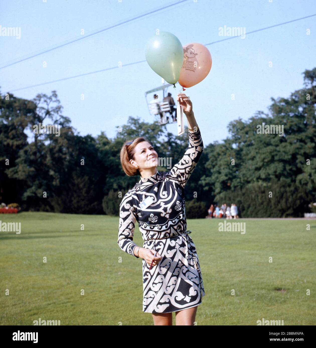 Die Fernsehsenderin des zweiten Deutschen Fernsehens Bianca Zappe beim Luftballons stiege lasse für Aktion Sorgenkind und Mickey Maus, Deutschland 1981. TV-Sprecherin des zweiten deutschen Fernsehens Bianca Zappe Ballooning für Aktion Sorgenkind und Mickey Maus, Deutschland 1981. Stockfoto