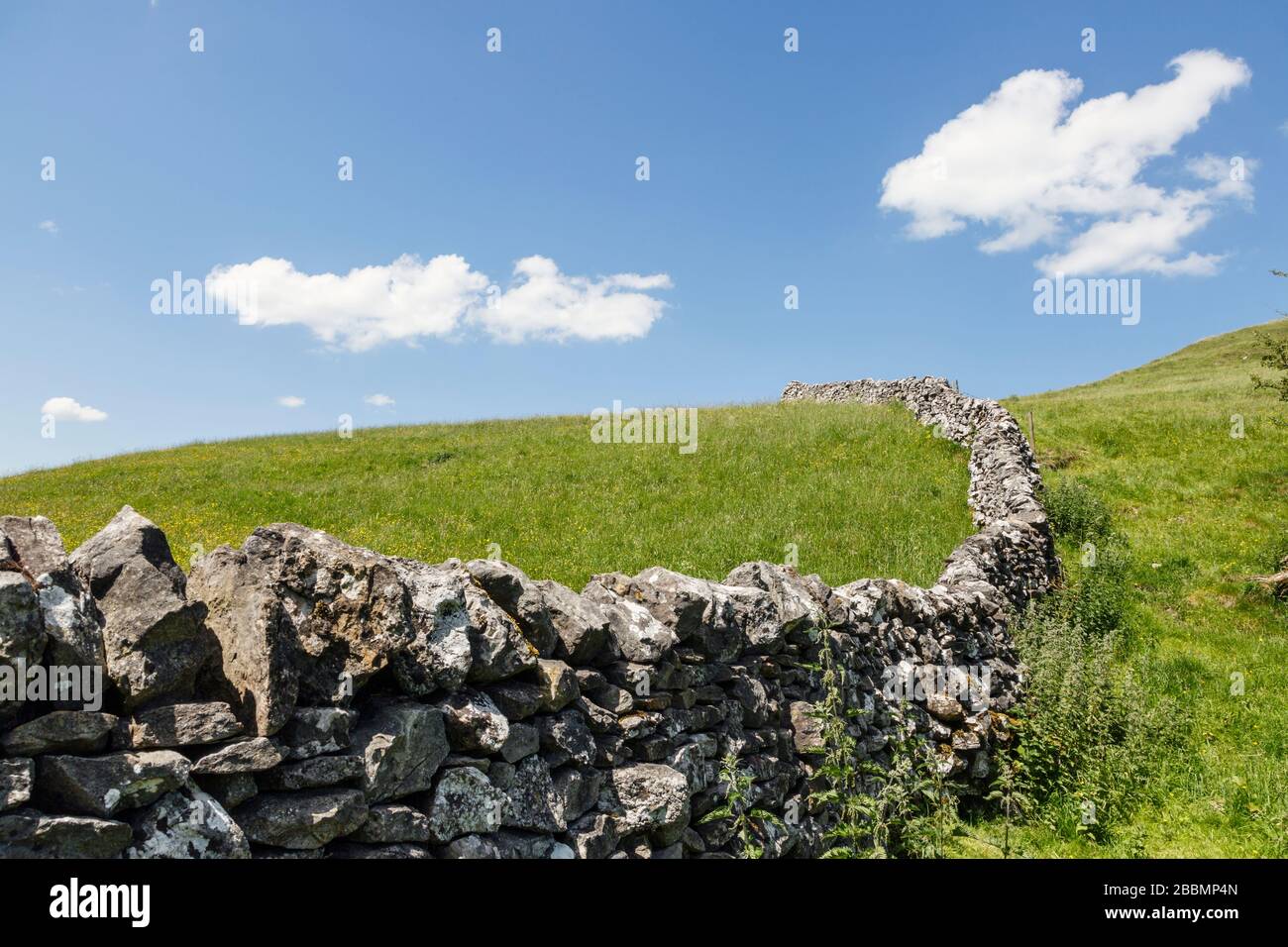 Trockenmauern im Peak District National Park, England Stockfoto