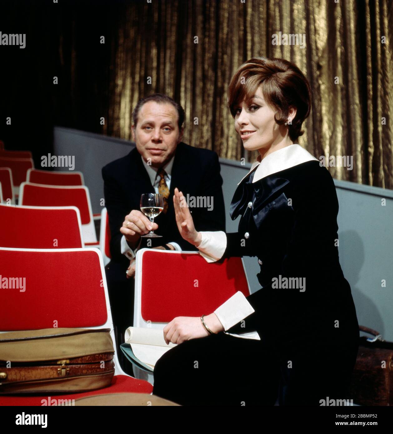 Moderatorin Lotti Ohnesorge bei Proben für einen Auftritt im einer Fernsehshow mit Geiger Helmut Zacharias, Deutschland 1974. Moderatorin Lotti Ohnesorge bei Proben für einen Auftritt in einer Fernsehshow mit dem Geiger Helmut Zacharias, Deutschland 1974. Stockfoto