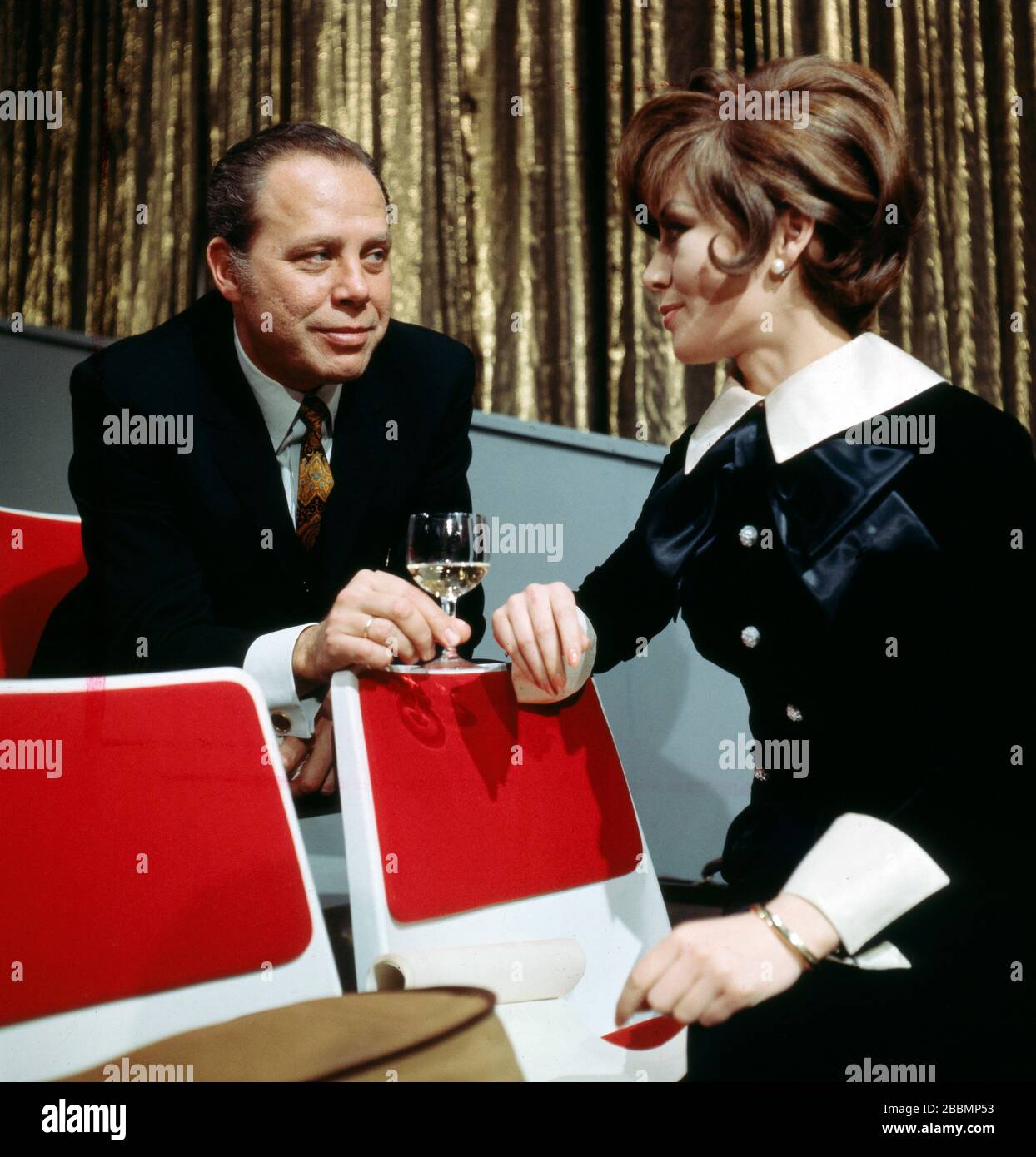 Moderatorin Lotti Ohnesorge bei Proben für einen Auftritt im einer Fernsehshow mit Geiger Helmut Zacharias, Deutschland 1974. Moderatorin Lotti Ohnesorge bei Proben für einen Auftritt in einer Fernsehshow mit dem Geiger Helmut Zacharias, Deutschland 1974. Stockfoto