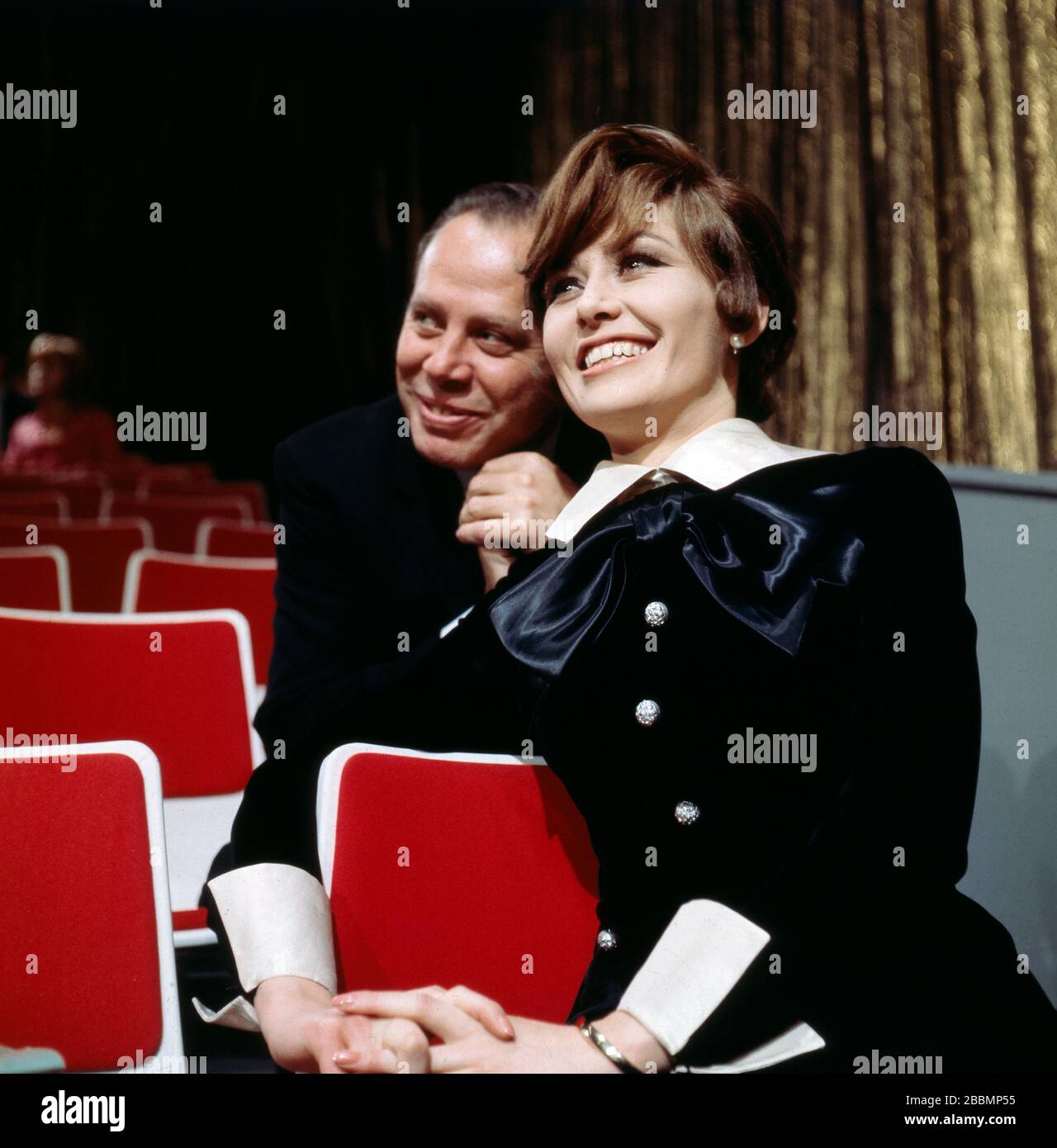 Moderatorin Lotti Ohnesorge bei Proben für einen Auftritt im einer Fernsehshow mit Geiger Helmut Zacharias, Deutschland 1974. Moderatorin Lotti Ohnesorge bei Proben für einen Auftritt in einer Fernsehshow mit dem Geiger Helmut Zacharias, Deutschland 1974. Stockfoto