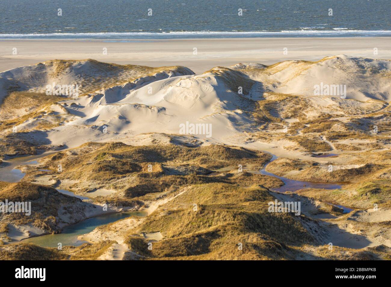 Luftaufnahme von Dünenlandschaft und Strand auf der deutschen Nordseeinsel Amrum Stockfoto