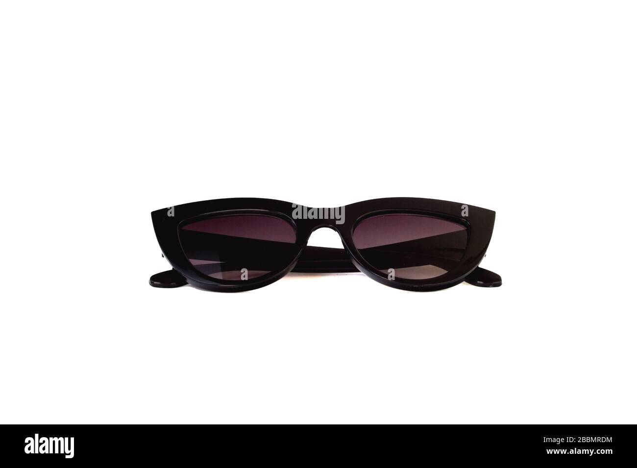 Schwarze Katzen-Augen-Sonnenbrille mit dickem Rahmen auf isoliertem weißem Hintergrund, gefaltete Vorderansicht Stockfoto