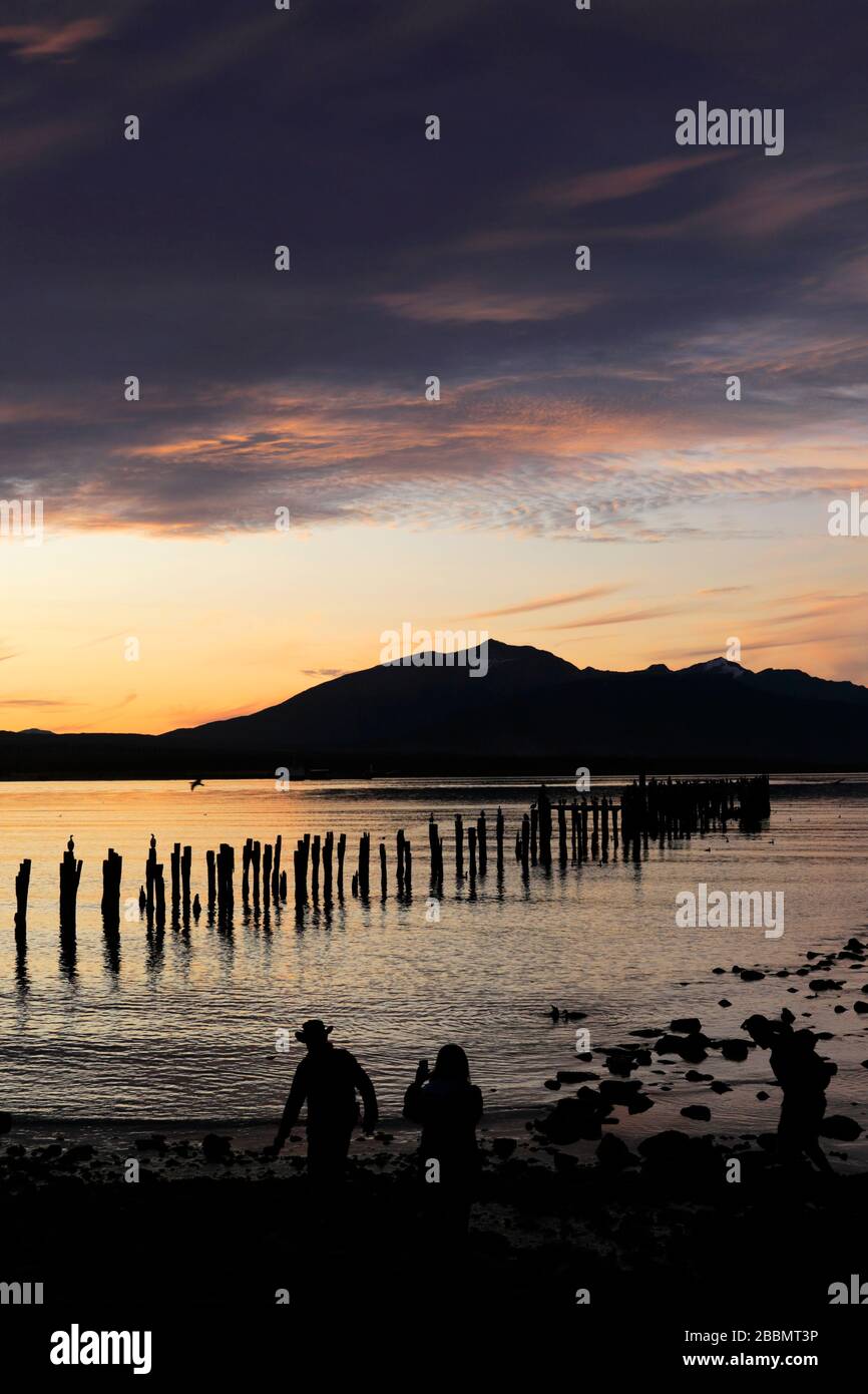 Sonnenuntergang über dem Golf von Admiral Montt, Puerto Natales, Patagonien, Chile, Südamerika Stockfoto