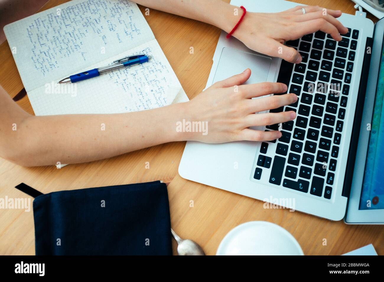 Lernen Sie von zu Hause mit einem Notizbuch und einem Notizblock Stockfoto