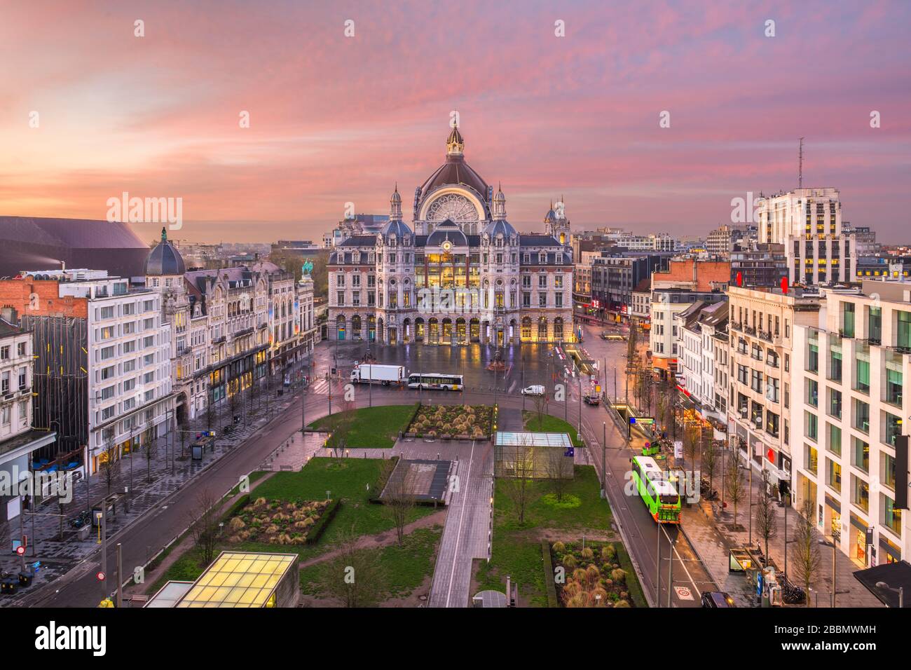 Antwerpen, Belgien, Stadtbild von oben in der Dämmerung. Stockfoto