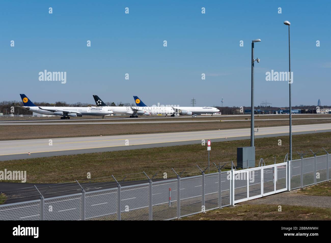 lufthansa Flugzeuge parken wegen der Corona, Covid 19 shutdownon auf der Nordwest-Landebahn des Frankfurter Flughafens, FRA, Deutschland Stockfoto